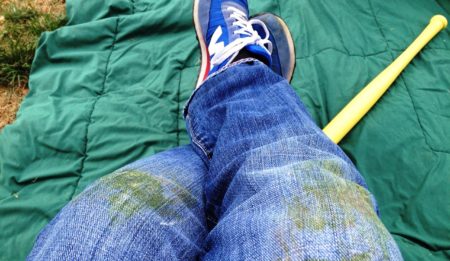Как отстирать траву на джинсовой одежде?